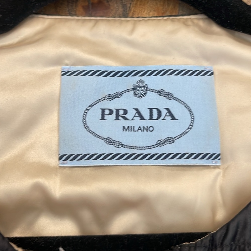 PRADA Quilted Crop Jacket with PRADA Logo. - Picture 4 of 6